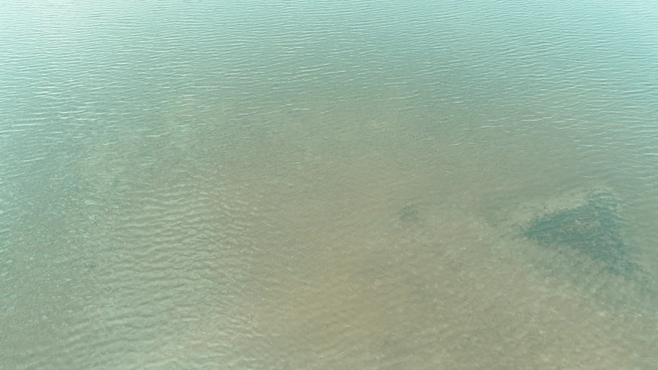 las ondas de agua del mar en los campos de sal de hon khoi, nha thrang, vietnam