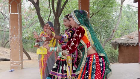 un joven artista indio realiza una danza popular tradicional en trajes rajasthani desde un ángulo único. el video fue tomado en rajasthan, india.