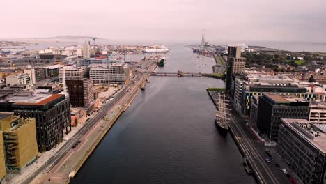 Dublín-Zona-Portuaria-Aves-Ojo-Drone-Pan-Mosca-Adelante-Tiro