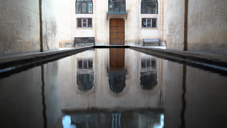 Reflejo-De-La-Cúpula-De-La-Mezquita-En-La-Piscina-Larga,-Momento-Muy-Tranquilo