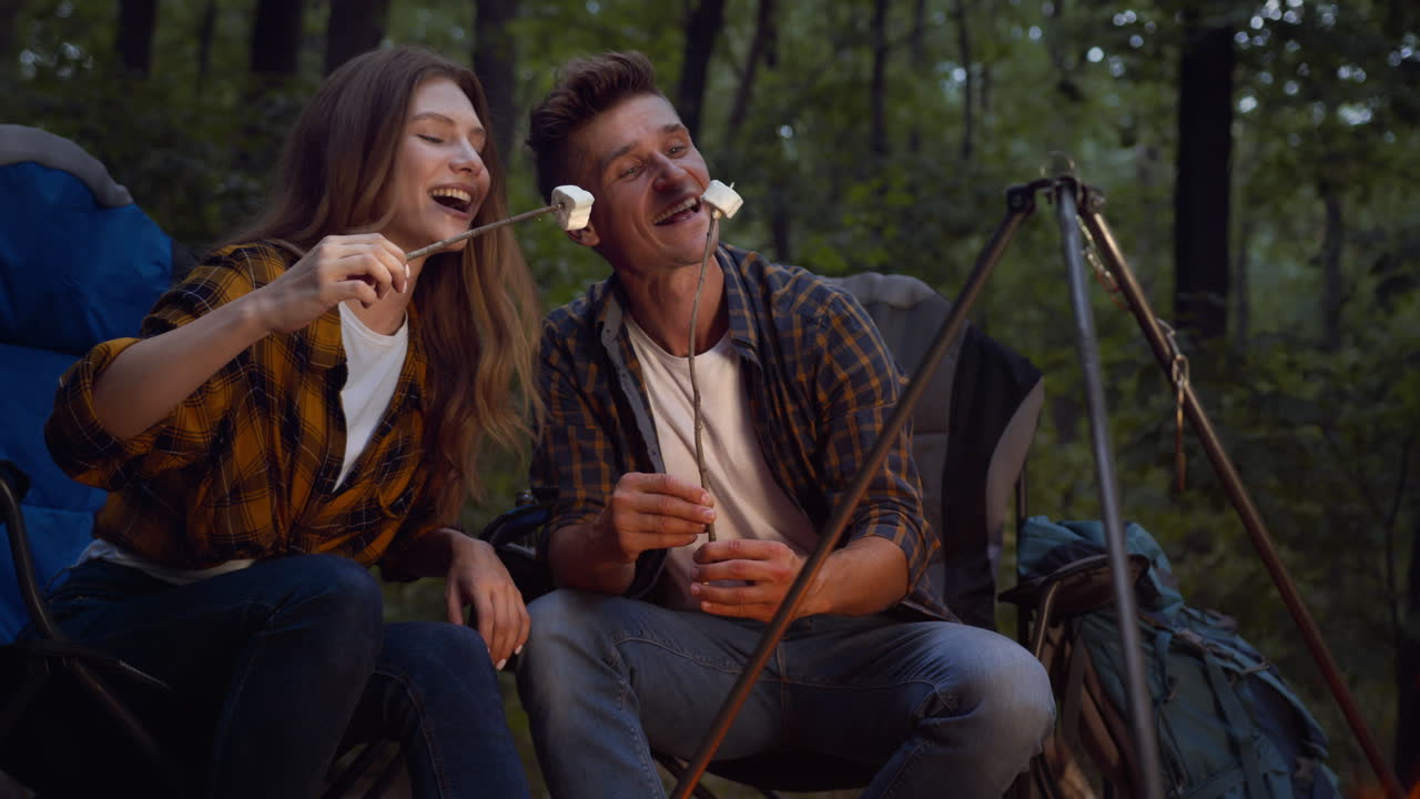 캠프 불  에서 구운 마쉬멜로 를 즐기는 부부