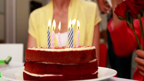 equipo de negocios casual celebrando un cumpleaños