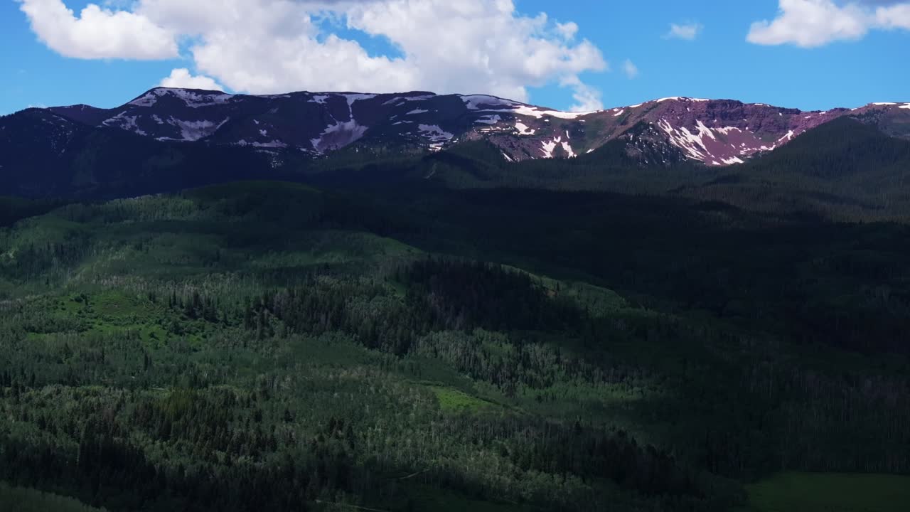 viejo resort de mount snowmass colorado vista aérea de drones aspen mt sopris desierto verano junio julio montañas rocosas picos tierras de cultivo paisaje soleado bluesky capital pico círculo de bosque nacional a la derecha