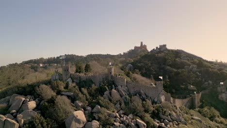 Toma-Lenta-De-Establecimiento-De-Los-Muros-De-Piedra-Que-Protegen-El-Castelo-Dos-Mouros