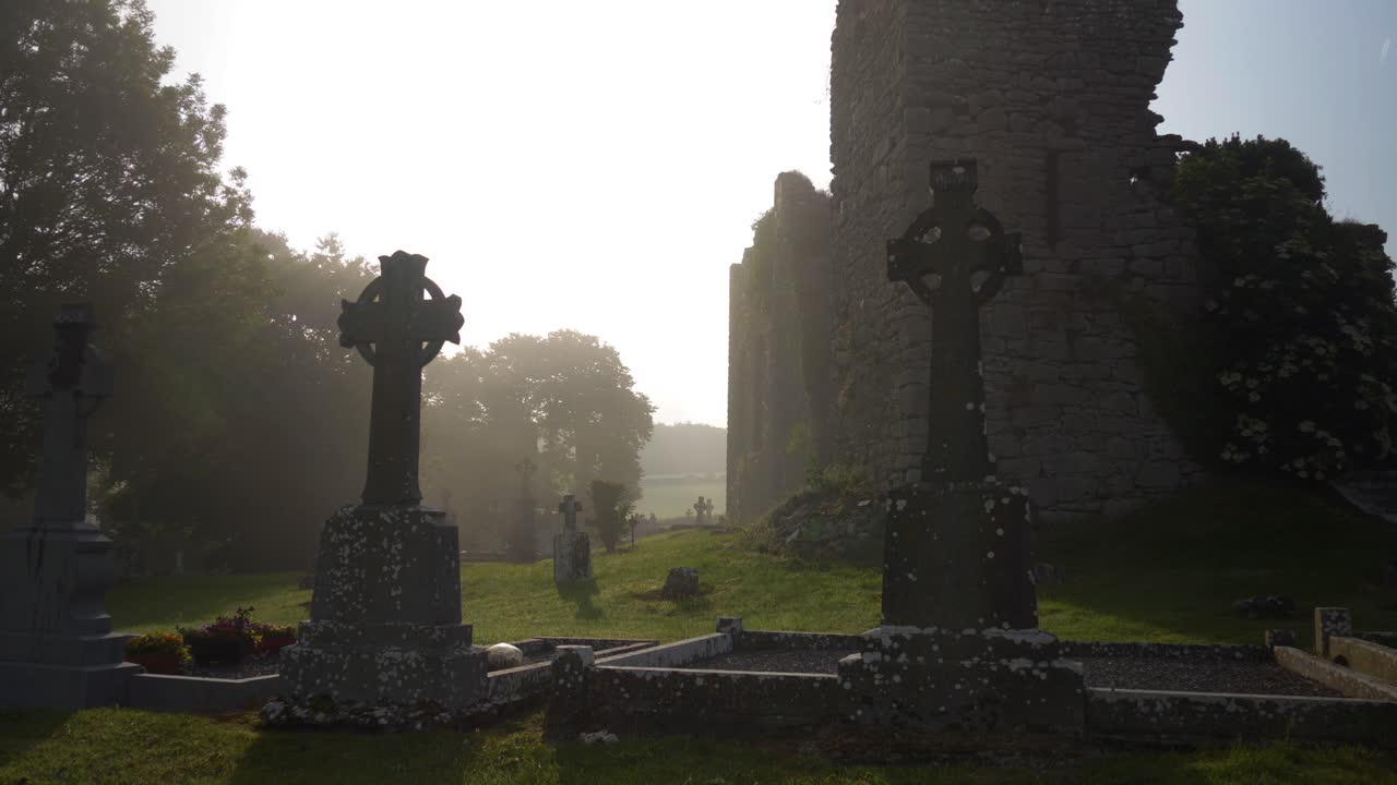 ciudad de stradbally, condado de laois, irlanda - un pequeño cementerio celta en la madrugada - toma estática