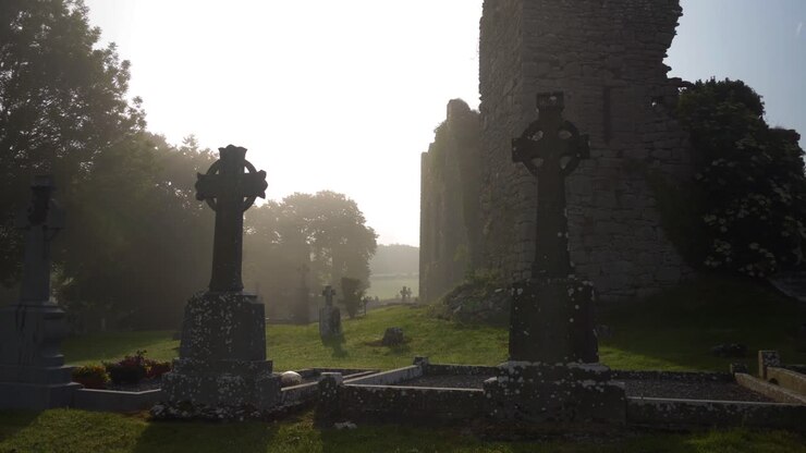 Stradbally, Contea di Laois, Irlanda - Un piccolo cimitero celtico al mattino presto - Inquadratura statica