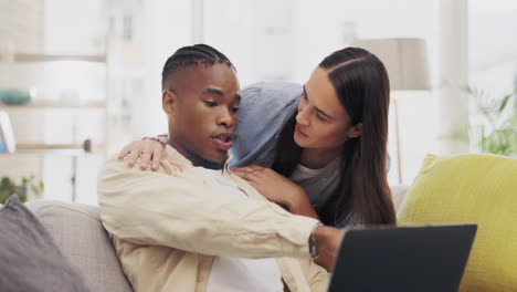 Comodidad,-Estrés-Y-Un-Hombre-Negro-Usando-Una-Computadora-Portátil