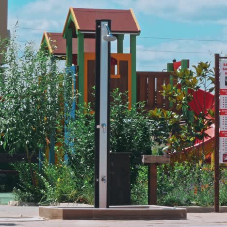personas sentadas a la orilla de la piscina de un resort durante las vacaciones de verano