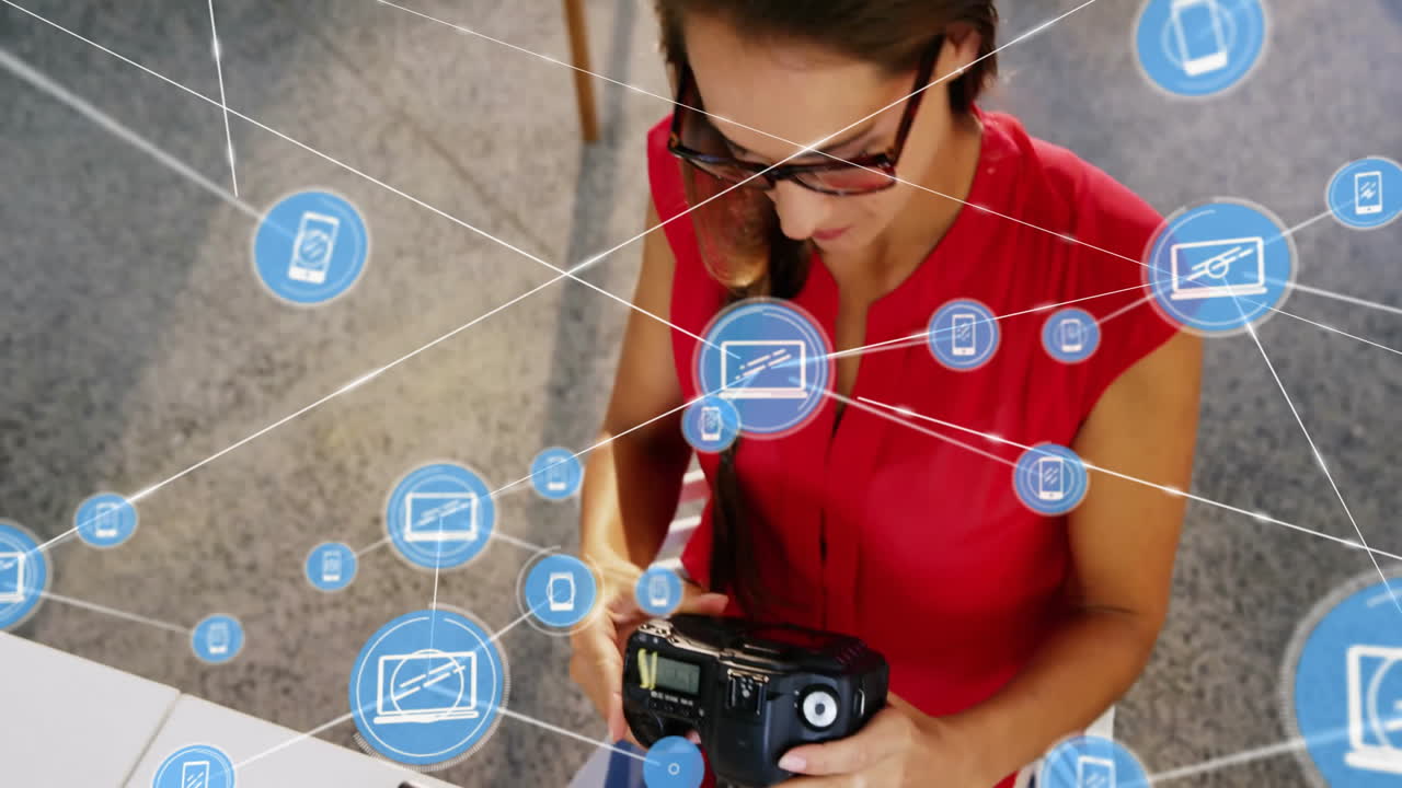 con una cámara, mujer rodeada de dispositivos digitales y animación de red