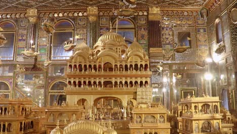 Miniatur-Der-Alten-Heiligen-Goldenen-Stadt-Ayodhya-Aus-Einem-Anderen-Blickwinkel.-Das-Video-Wurde-Am-19.-August-2023-Im-Soni-Ji-Ki-Nasiya-Jain-Tempel-In-Ajmer,-Rajasthan,-Indien,-Aufgenommen