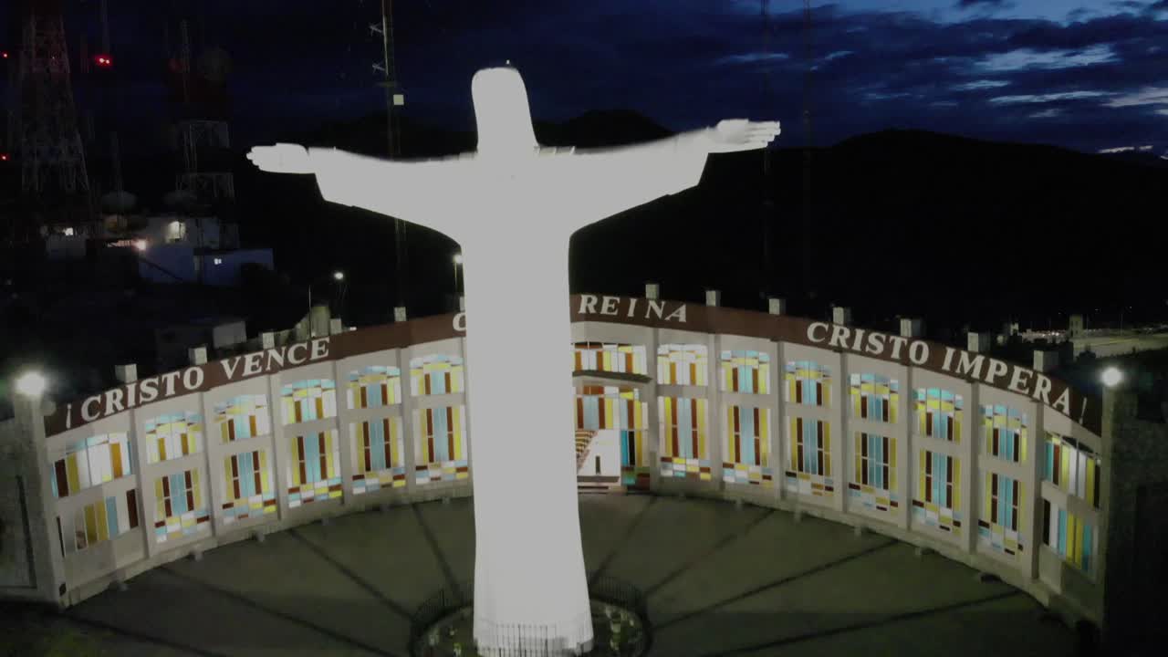 멕시코 코아우일라의 노아스 위로 날아오르다