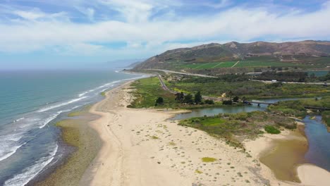 Hochantenne-über-Der-Zentralen-Küste-Von-Kalifornien,-Küste-Und-Strand-In-Der-Nähe-Des-Ventura-Flusses