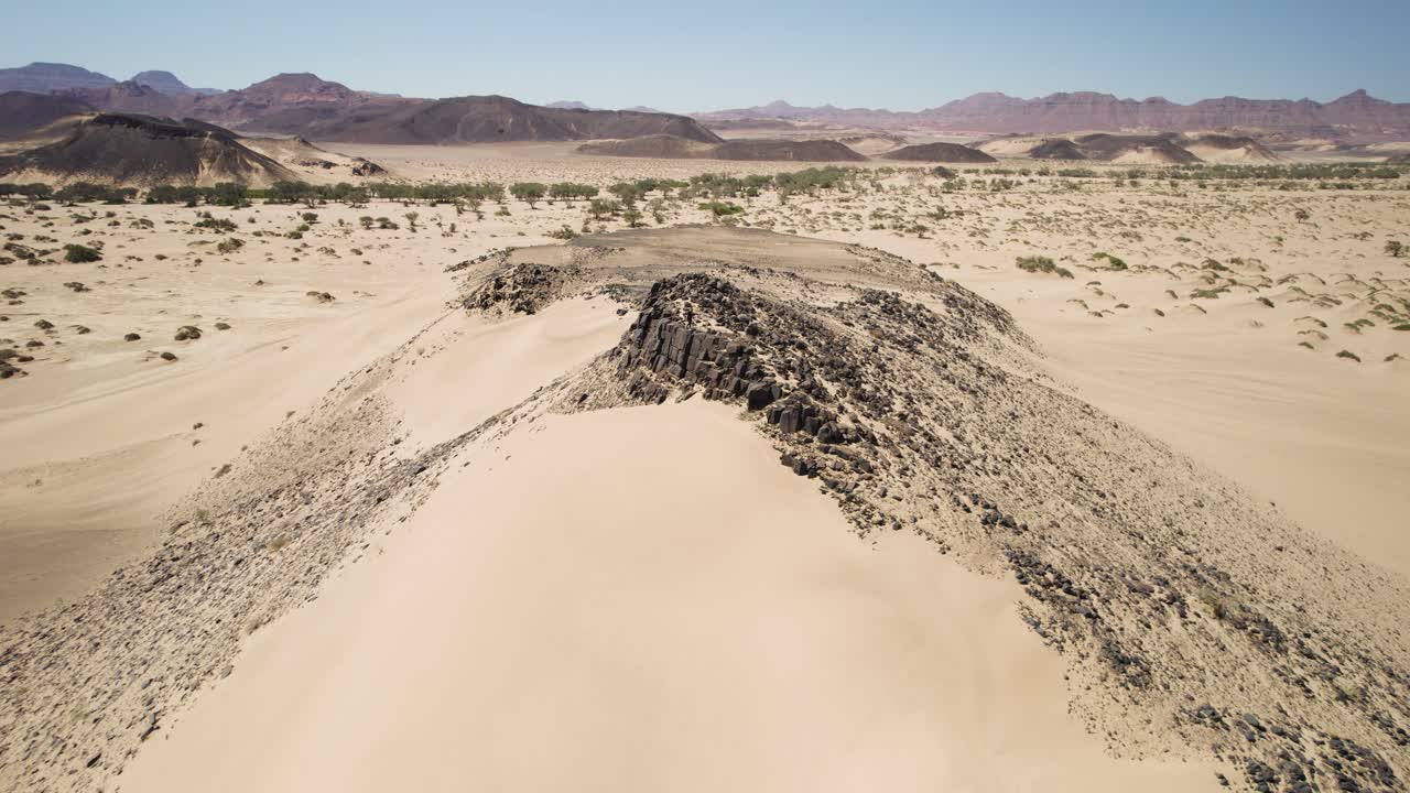 나미비아, 아프리카의 모래 언덕과 사막 풍경을 탐험하는 여행자