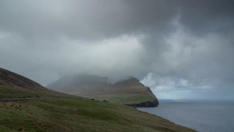 Kap-Enniberg-Mit-Dicken-Wolken-Oben-Auf-Der-Insel-Vidoy,-Färöer-Insel,-Dänemark