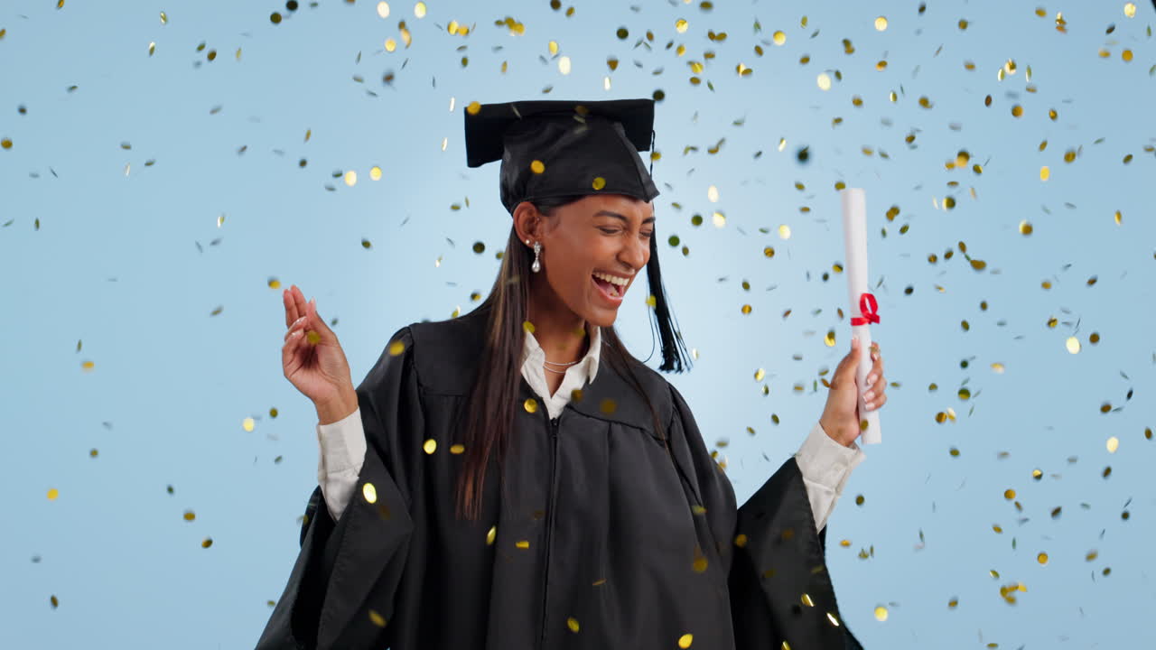 mujer feliz, estudiante y bailando en confeti