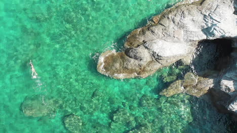 Schwimmen-Sie-Am-Berühmten-Strand-Mourtias-Auf-Der-Halbinsel-Pilion,-Griechenland