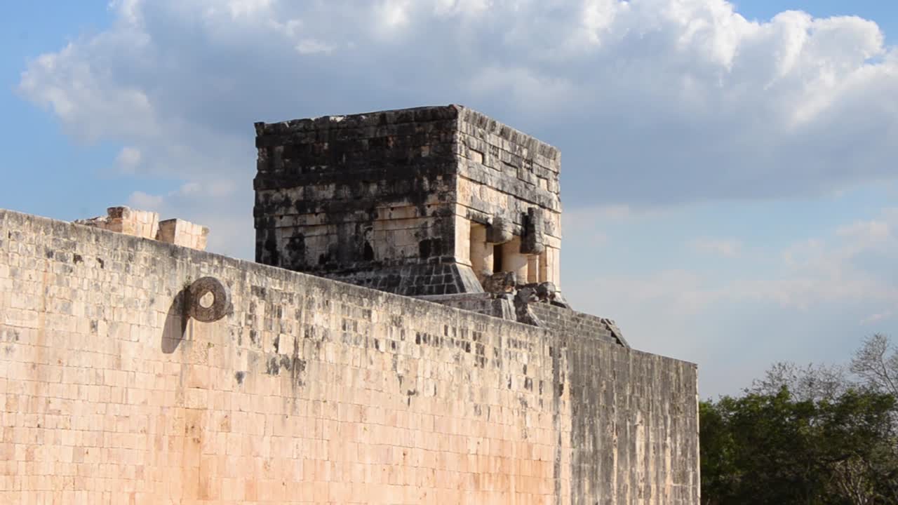 gran cancha de pelota en el sitio arqueológico de chichén itzá, el anillo