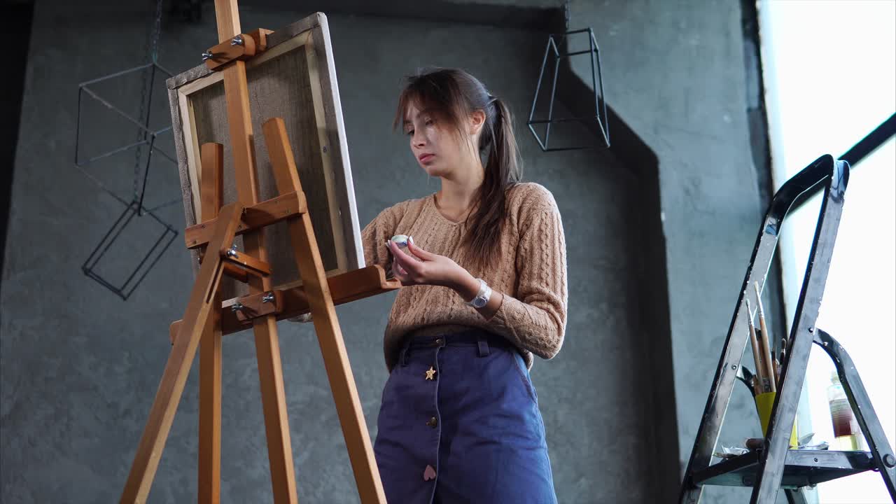 캔버스에 있는 여성 그림