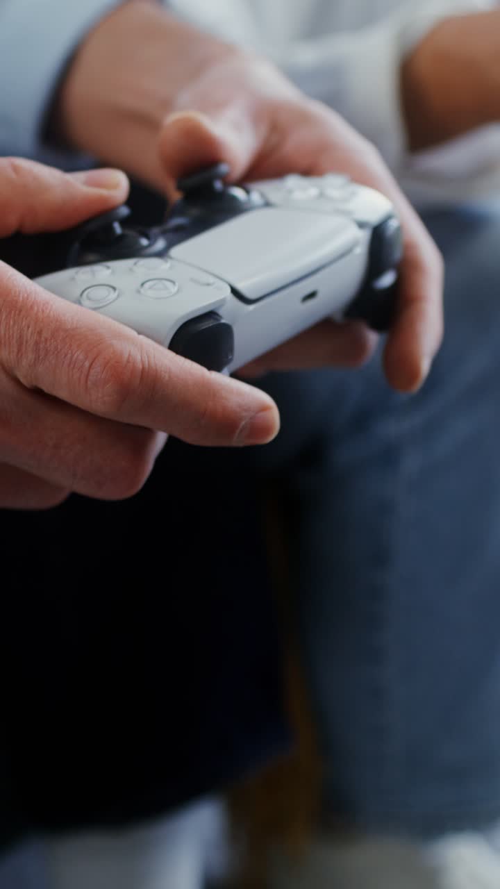 Hands holding a Playstation Dualsense controller