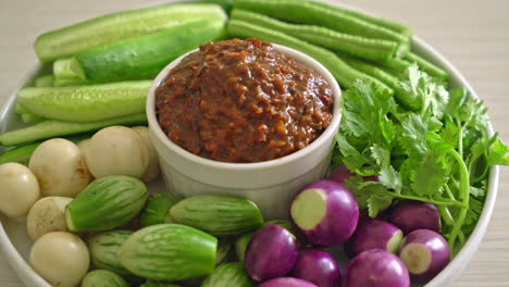 pasta de chile de pescado fermentado con verduras frescas - estilo de comida saludable