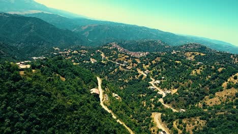 Un-Pueblo-Bereber-En-La-Cima-De-La-Montaña-En-Tizi-Ouezou-Argelia