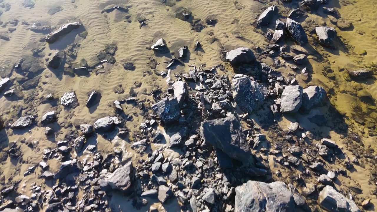 Vista Aerea di Costa Rocciosa con Acqua Bassa e Limpida