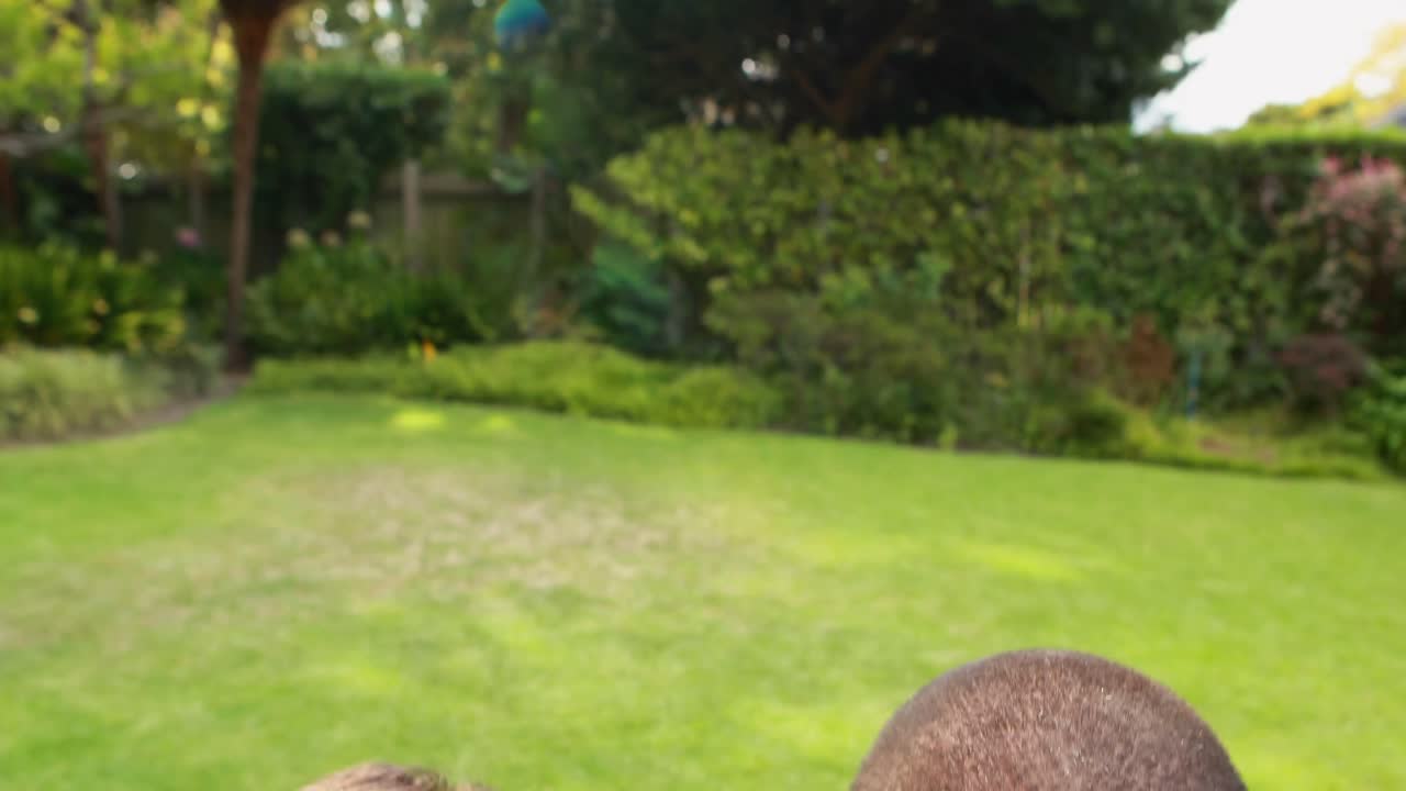 4k 주위에 팔을 가지고 서 있는 아버지와 아들의 초상화