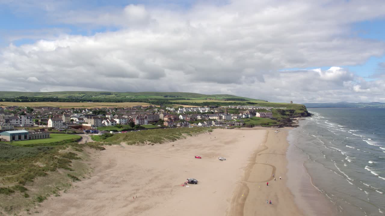 ciudad y playa de castlerock en la costa norte de irlanda del norte