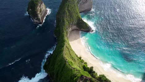 Ein-Flug-über-Dieses-Kleine-Paradies-Auf-Der-Tropischen-Insel-Nusa-Penida