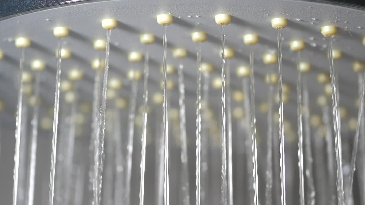 샤워 헤드에서 흐르는 물