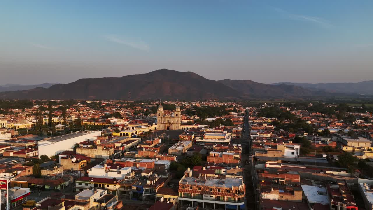Panorama della città di Tuxpan con la Chiesa Parrocchiale al centro a Jalisco, Messico.