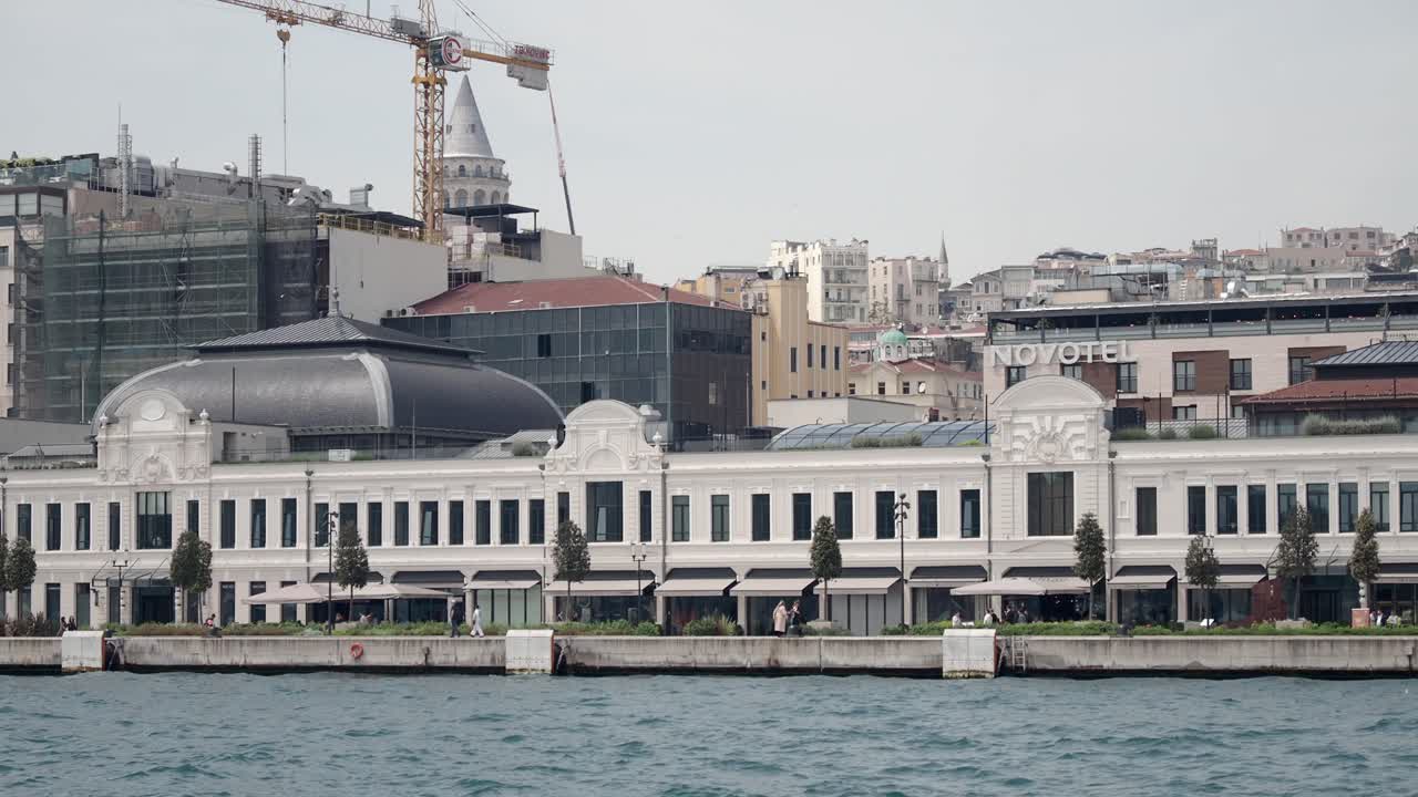 호텔과 상점과 함께 이스탄불 해안가