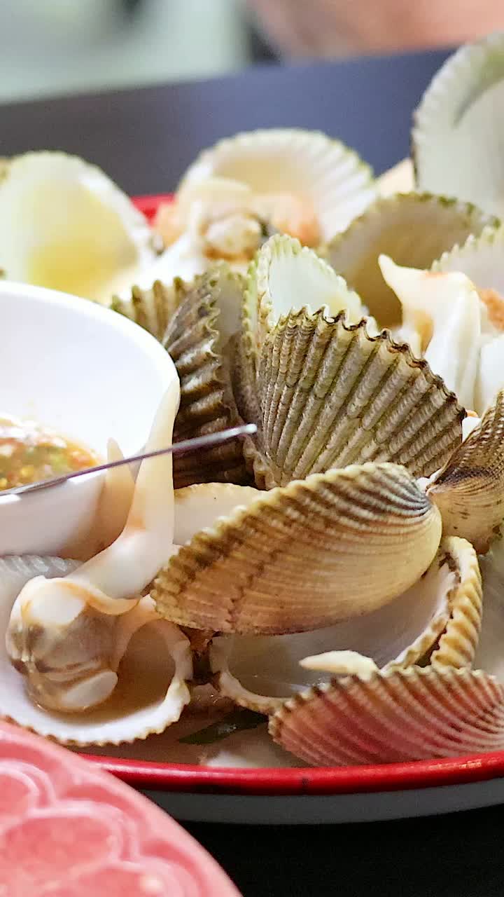 푸켓 에서 매운 디핑 소스 와 함께 제공 되는 신선 하게 인 아크 조개