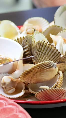 almejas de arca recién cocidas servidas con salsa picante en phuket