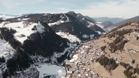 Un-Dron-De-Dolly-Forward-Disparó-Sobre-El-Pueblo-De-Montaña-De-Santa-Cristina-Hacia-Los-Dolomitas-De-Ortisei