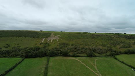 caballo blanco de osmington figura de piedra caliza escultura en la ladera de las tierras de cultivo vista aérea órbita baja derecha