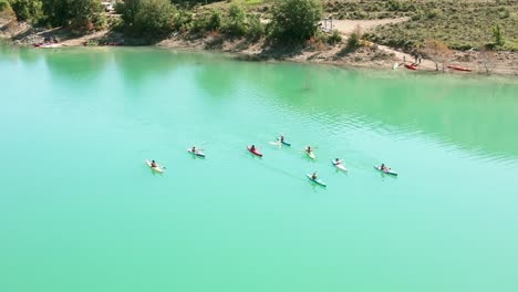 gente haciendo kayak en el lago de agua en cataluña españa