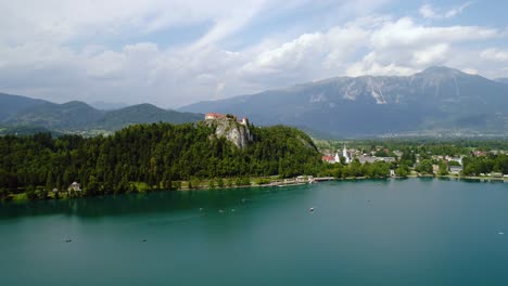 Slowenien-Wunderschöne-Natur---Ferienort-Bleder-See.