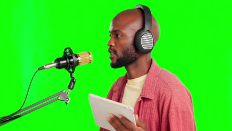 hombre, podcast y micrófono en pantalla verde