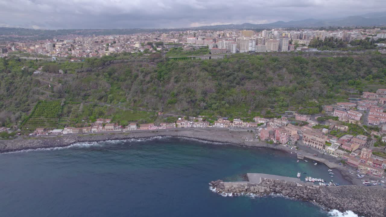 Panoramica aerea di Santa Maria Di Scala, Sicilia, Italia, e della città di Acireale