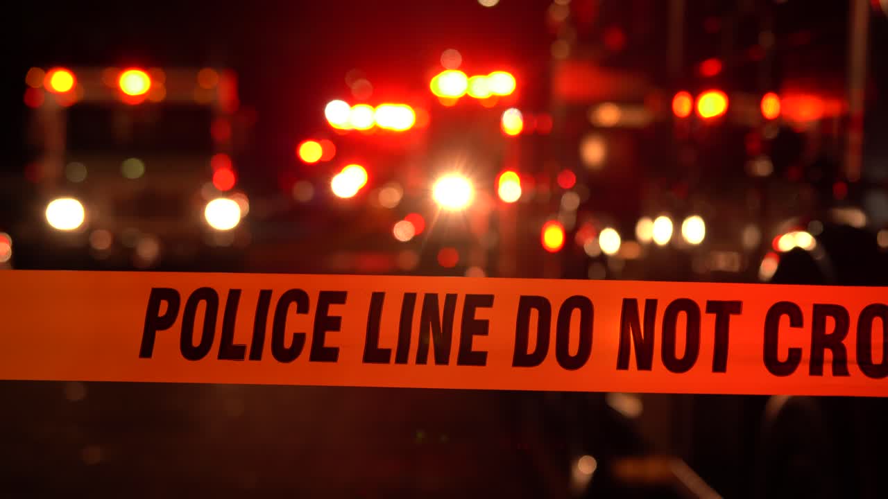 경찰 라인은 범죄 현장 비상 사태에서 노란색 테이프를 건너지 않습니다