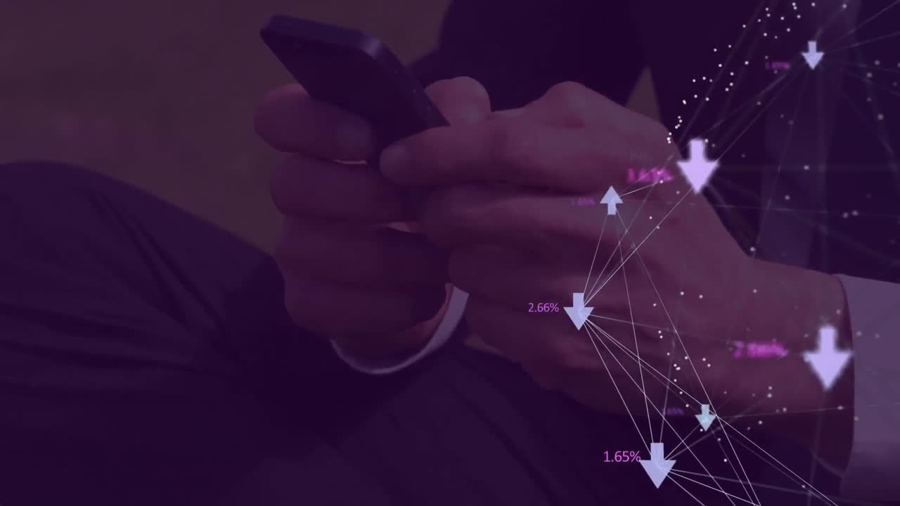 video compuesto digital de la red de conexiones con números contra la persona que usa un teléfono inteligente