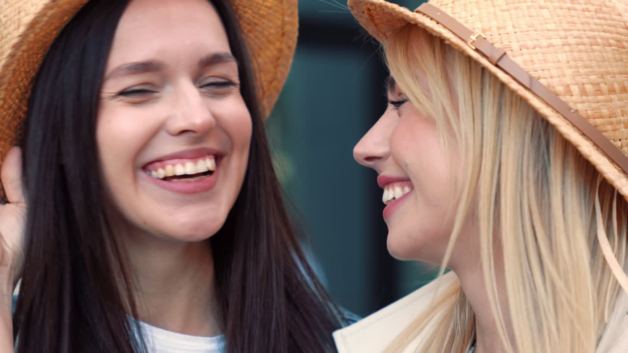 두 명의 여성이 웃고 있습니다.