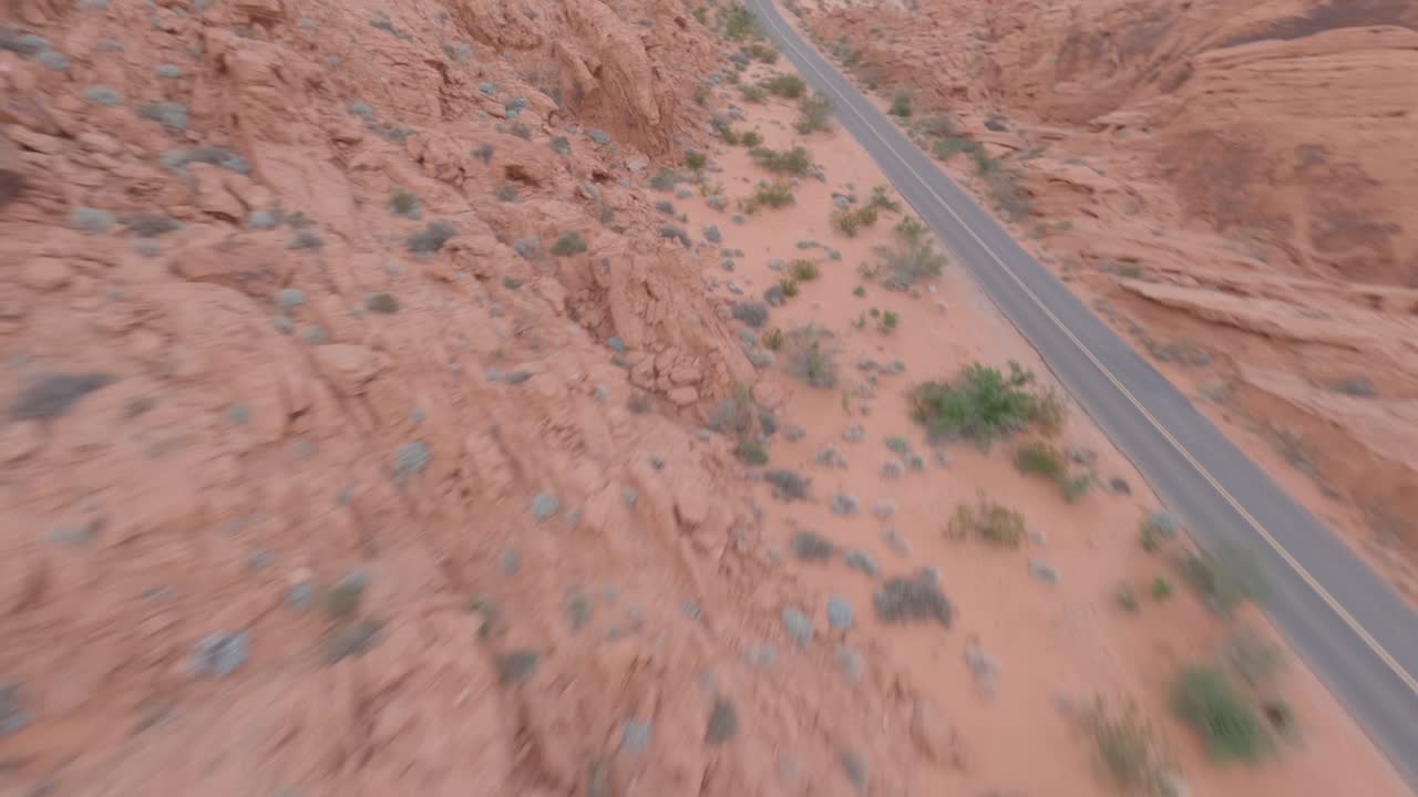 fpv 무인 항공기 다이빙 건조한 사막 산면 포장 도로, 모하비 사막, 네바다 접근