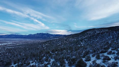 Amanecer-Sobre-El-Desierto-De-Nuevo-México-Con-El-Pico-De-Ruedas-En-La-Distancia