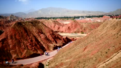 Zeitrafferaufnahme-Einer-Mehrfarbigen-Berglandschaft-In-China-Bei-Danxia