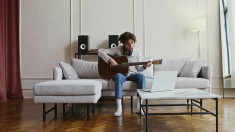 hombre tocando la guitarra lección en línea