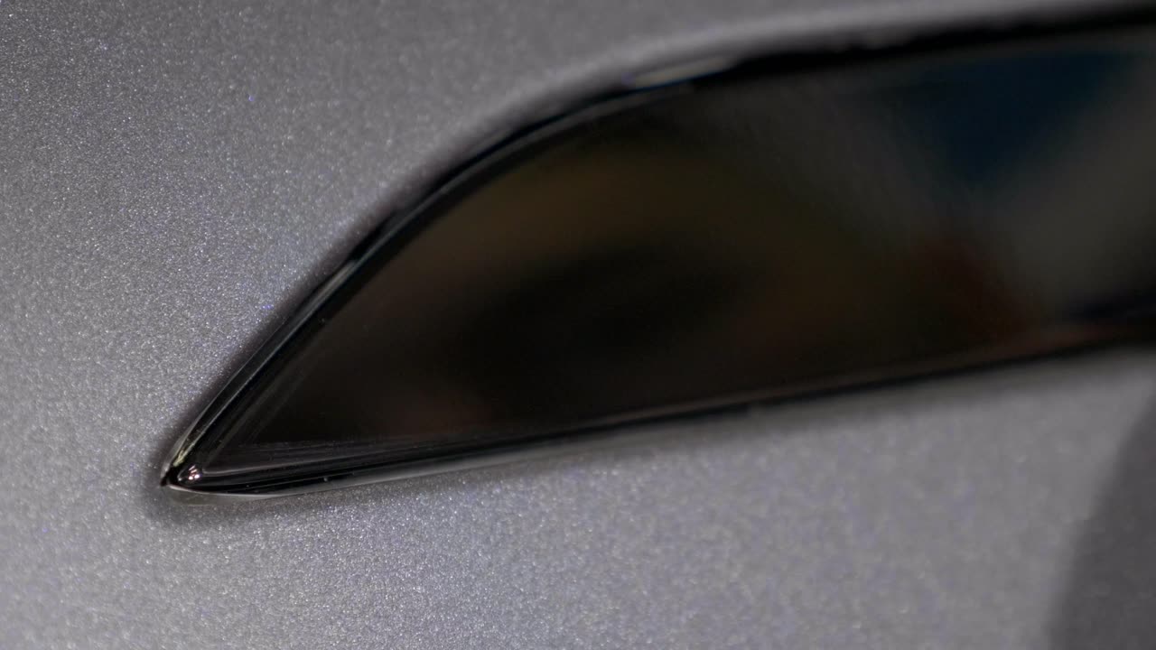 외부 바디 부분에 자동차 포장 비닐을 자세히 설명합니다.