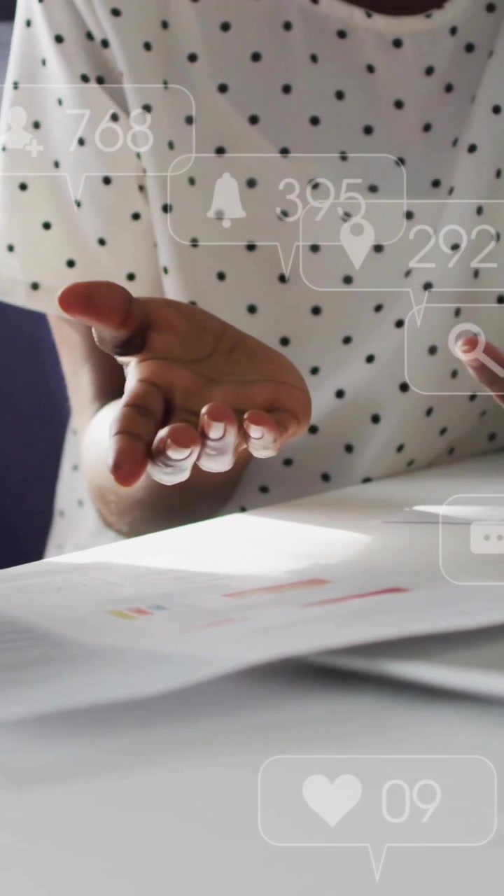 Animation der Datenverarbeitung über vielfältigen Geschäftsleuten, die sich im Büro unterhalten.