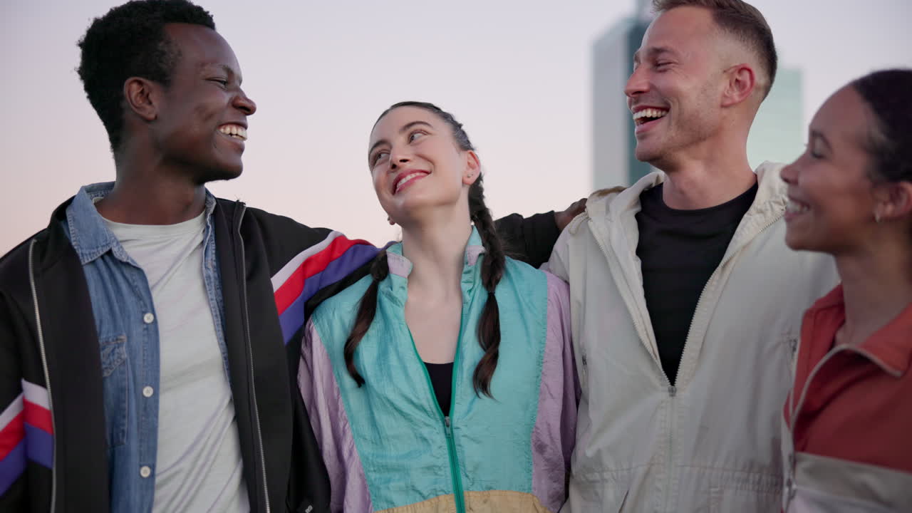 ciudad y grupo con abrazos de fitness